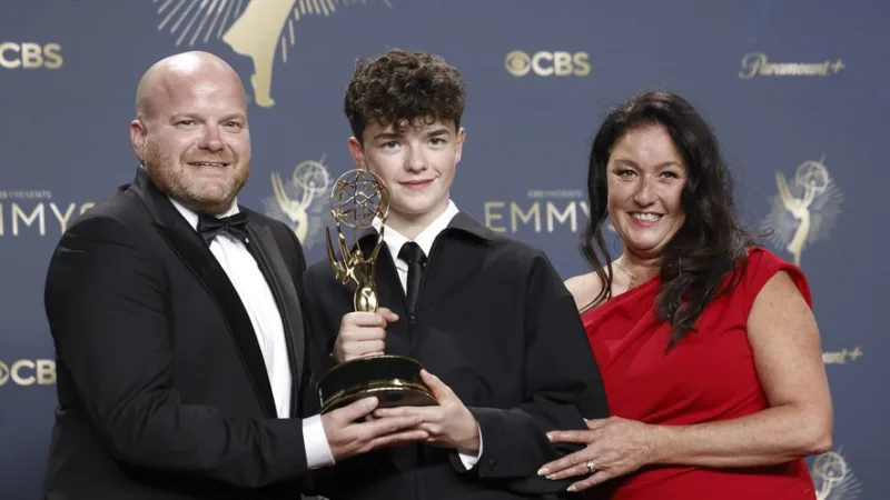 Image de la série Adolescence sur Netflix avec Owen Cooper et Stephen Graham
