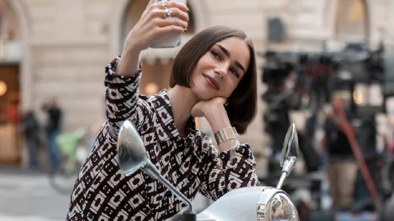 Lily Collins en Vespa pendant le tournage à Rome