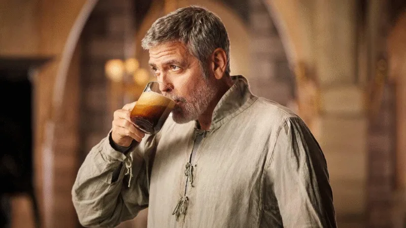 George Clooney et nationalité française - George Clooney boit un café dans une tasse, référence à la signature publicitaire « What Else »