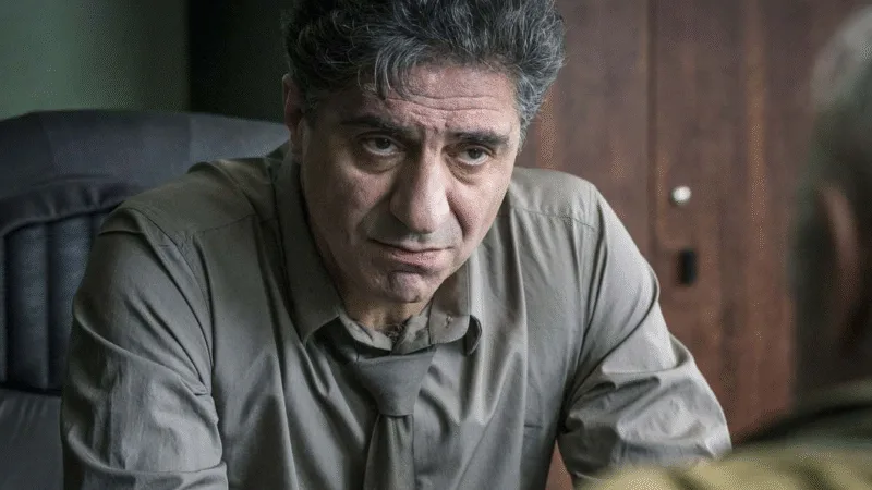 Simon Abkarian incarne Charles de Gaulle dans La Bataille de Gaulle