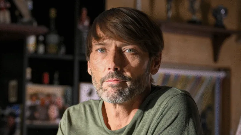 Laurent Kérusoré (Thomas Marci) au bar du Mistral