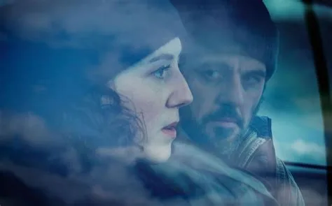 Gros plan sur Blandine Bellavoir et Lannick Gautry dans l’atmosphère sombre d’Avis de tempête