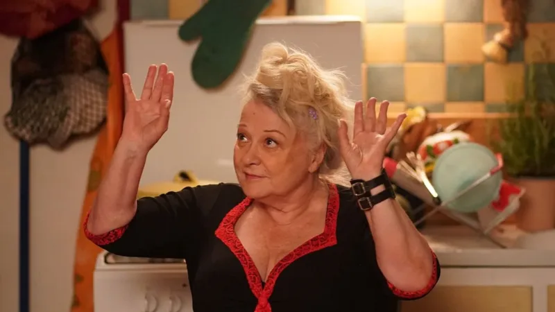Josiane Balasko dans le rôle de Martha dans Des mains en or
