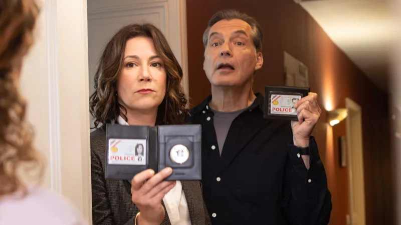 Virginie Hocq et Samuel Labarthe brandissant leurs badges dans Flair de famille