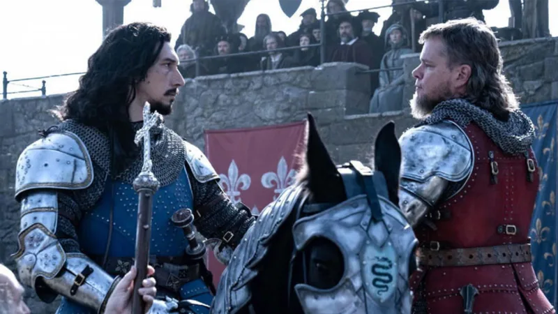 Face-à-face entre les personnages de Matt Damon et Adam Driver dans Le Dernier Duel