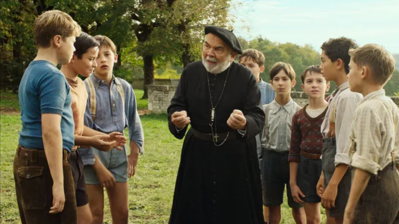 Scène du film Les Enfants de la Résistance : les enfants face à un adulte dans le village
