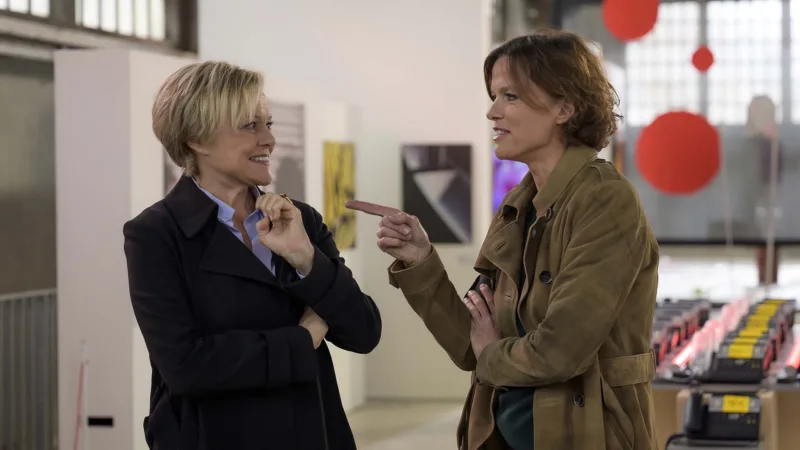 Louise Arbus (Muriel Robin) en scène de cours dans Master Crimes