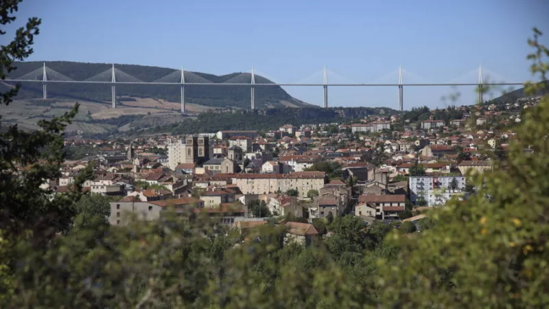 Vue de Millau et du viaduc, décor central du téléfilm Meurtres à Millau