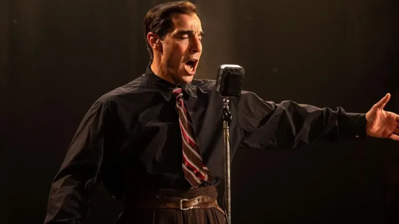 Tahar Rahim au micro dans Monsieur Aznavour, biopic musical