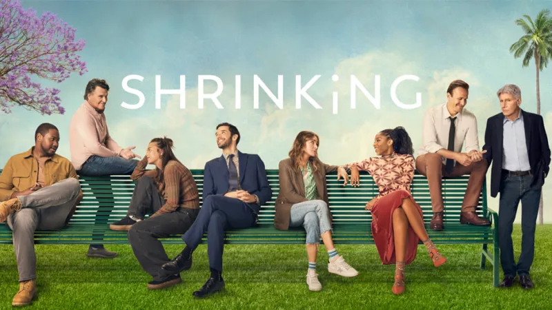 Casting principal de Shrinking réuni sur un banc (Apple TV+)