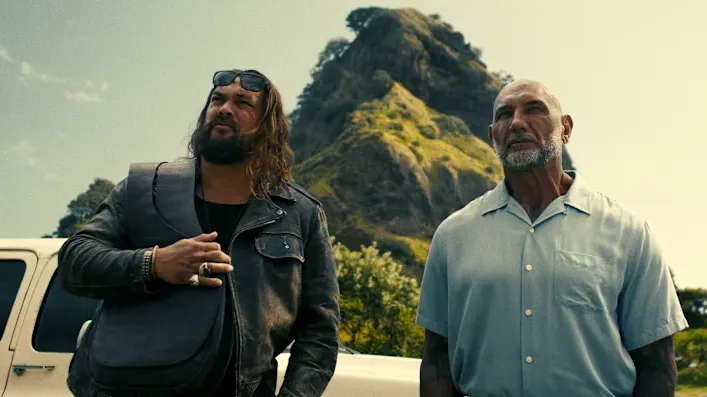 Jason Momoa et Dave Bautista dans Team Démolition, décor hawaïen