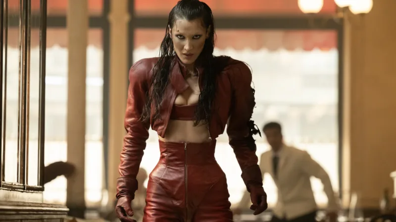 Personnage de mannequin dans The Beauty, esthétique mode et menace sous-jacente