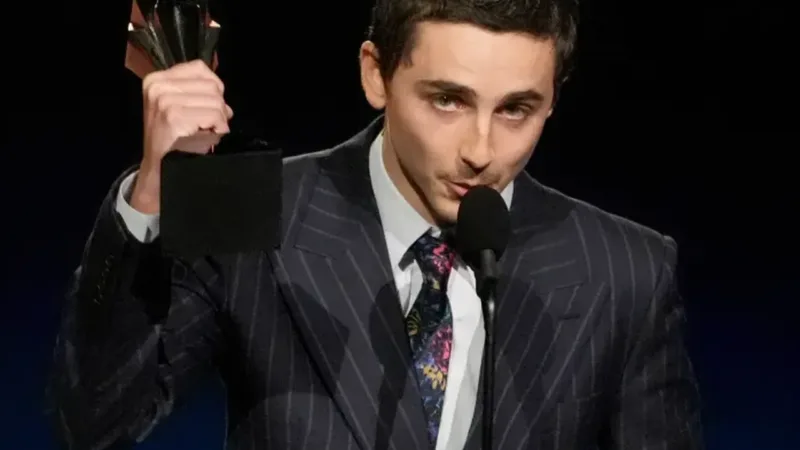 Timothée Chalamet Critics Choice Awards sur scène avec son trophée