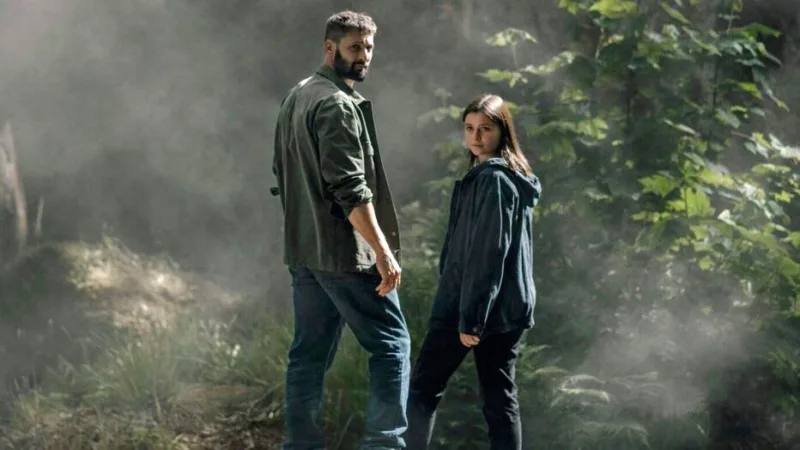 Guillaume Labbé et Capucine Malarre dans une scène en forêt dans “Anaon”
