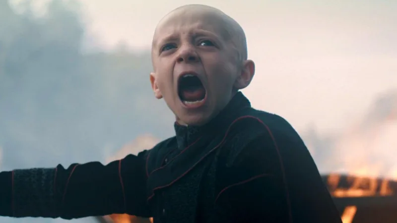 Egg en plan serré hurle en voyant Dunk encore conscient pendant le Jugement des Sept (Trial of Seven) dans A Knight of the Seven Kingdoms