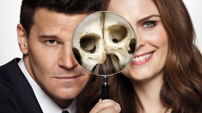 Affiche de Bones avec Booth et Brennan, duo central de la série