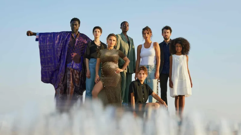 Photo d’ensemble autour du film Les Cinq Diables avec une partie de l’équipe et du casting
