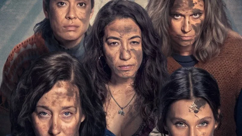 Affiche de Dans la boue (Netflix), visages marqués des détenues de La Quebrada