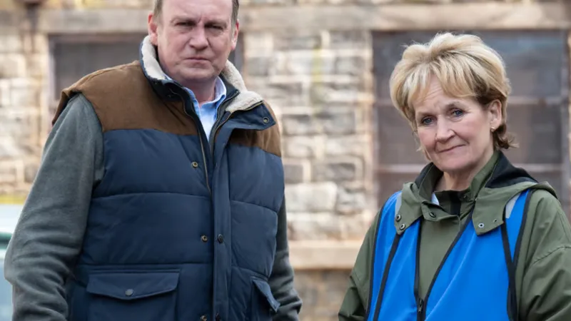 Philip Glenister et Lorraine Ashbourne dans Déluge mortel