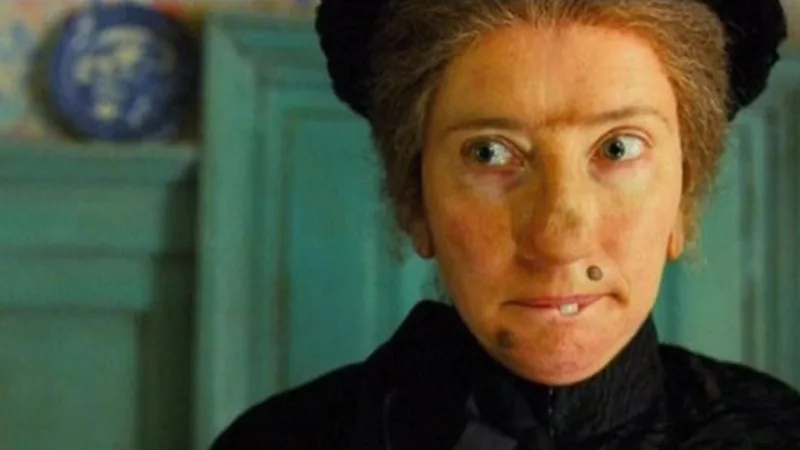 Emma Thompson grimée en Nanny McPhee, tenue noire et expression sévère