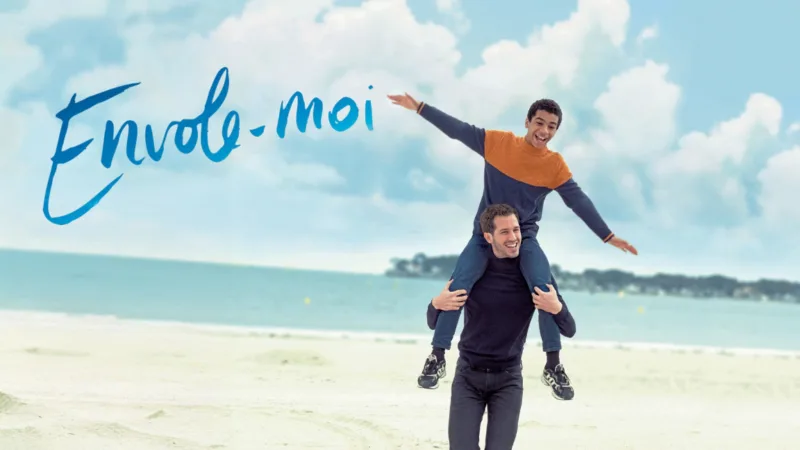 Affiche du film Envole-moi avec Victor Belmondo et Yoann Eloundou, titre en lettres bleues