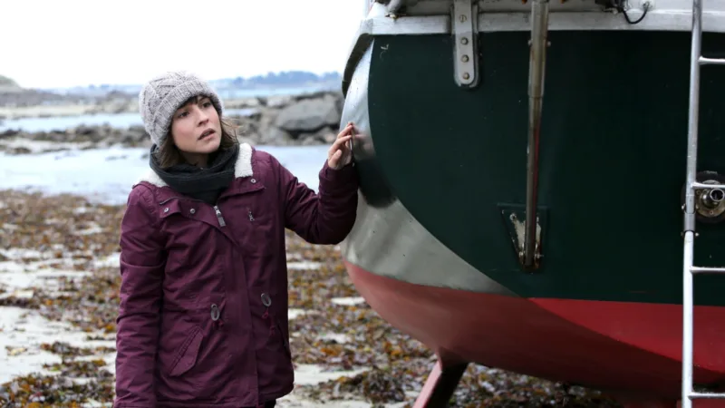 Flore Bonaventura dans le rôle de Manon Le Gall / Manon Legal dans Les blessures de l’île