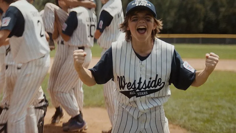 Un jeune joueur des Westside All-Stars célèbre sur le terrain dans Impossible mais vrai (You Gotta Believe)
