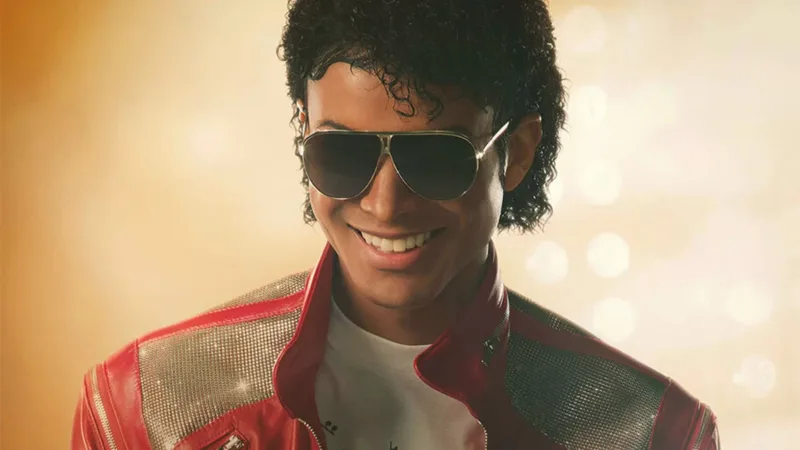 Jaafar Jackson dans Michael, en veste rouge emblématique, lors d’une scène de performance