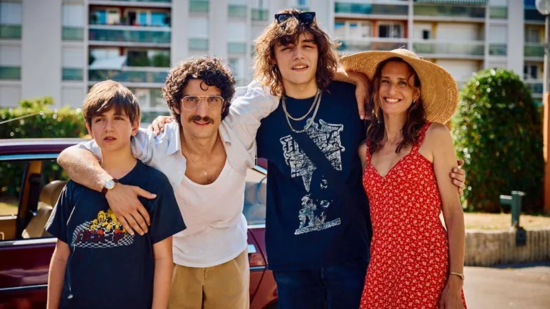 Photo promotionnelle de Juste une illusion avec une famille réunie, ambiance années 80