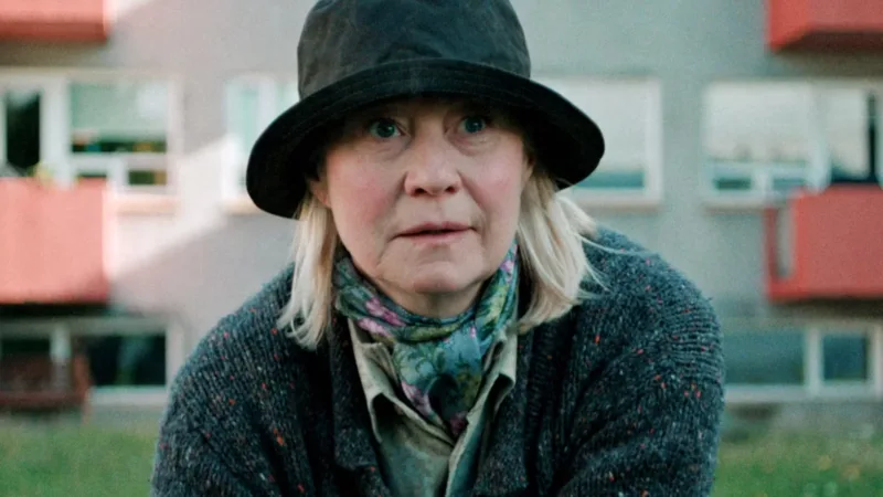 Ditte Jensen dans son potager, point de départ d’un incident dans La voisine danoise