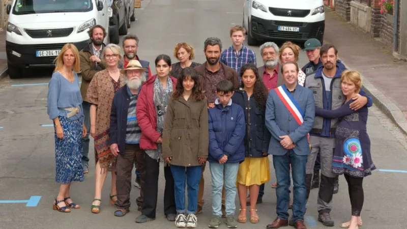 Les Barbares : photo d’ensemble du casting autour de la famille syrienne à Paimpont