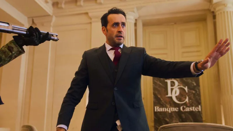 Jonathan Cohen dans Les Lionnes (Netflix) : personnage lié à la banque, scène en costume