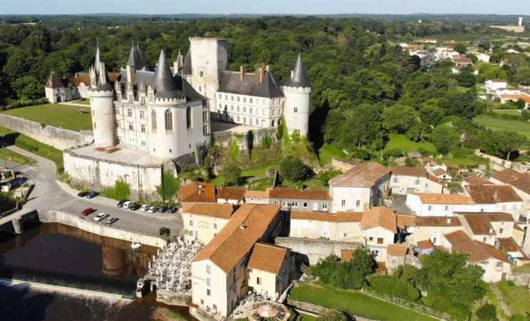 Vue aérienne du château de La Rochefoucauld, décor central de Les Secrets du château