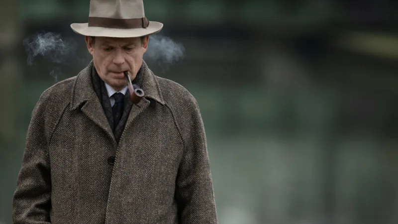 Denis Podalydès incarne Maigret, pipe au bec, dans Maigret et le mort amoureux