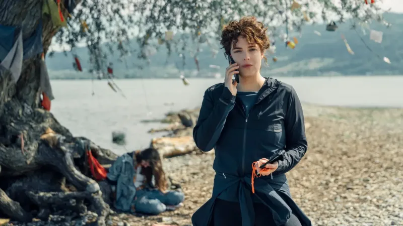 Mara Eisler incarnée par Anna Werner Friedmann sur les rives du lac, au début de l’enquête