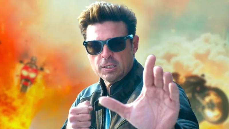 Karl Urban en Johnny Cage dans Mortal Kombat 2, ajustant ses lunettes noires