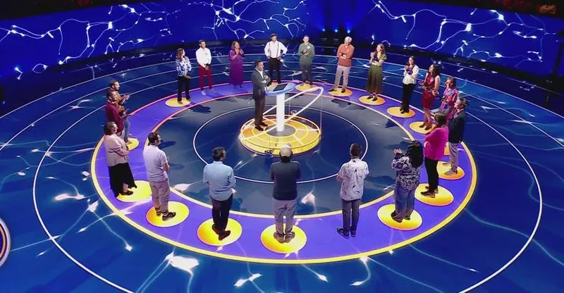 Plateau circulaire de Le Dernier Cercle avec des candidats disposés autour d’Arthur
