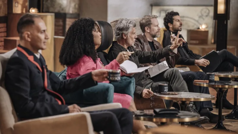 Les investisseurs de Qui veut être mon associé ? assis sur le plateau, en pleine négociation
