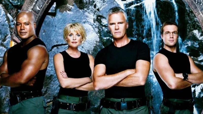 Photo du casting principal de Stargate SG-1 devant la Porte des étoiles