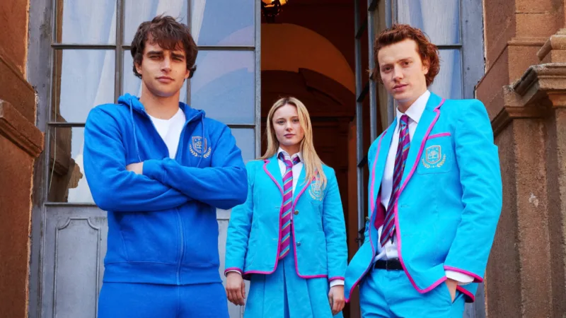 June, James et Will en uniformes bleus dans Love Me Love Me sur Prime Video
