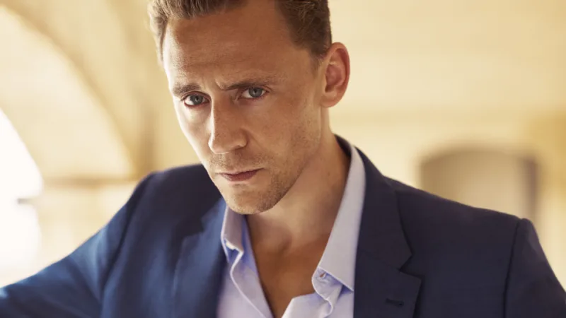 Tom Hiddleston incarne Jonathan Pine dans The Night Manager saison 2