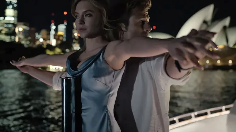 Bea et Ben sur un bateau la nuit dans Tout sauf toi