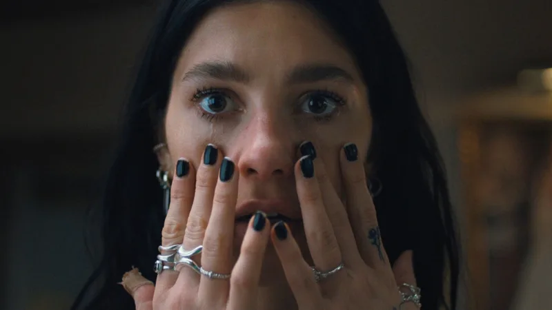 Camila Morrone dans le rôle de Rachel, héroïne de Un très mauvais pressentiment (Netflix)