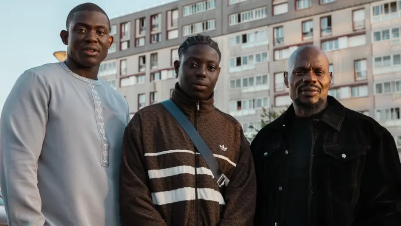 Les trois frères de Banlieusards 3 réunis devant une cité
