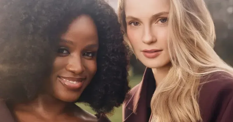 Francesca Stirling et Michaela Stirling dans Bridgerton saison 5