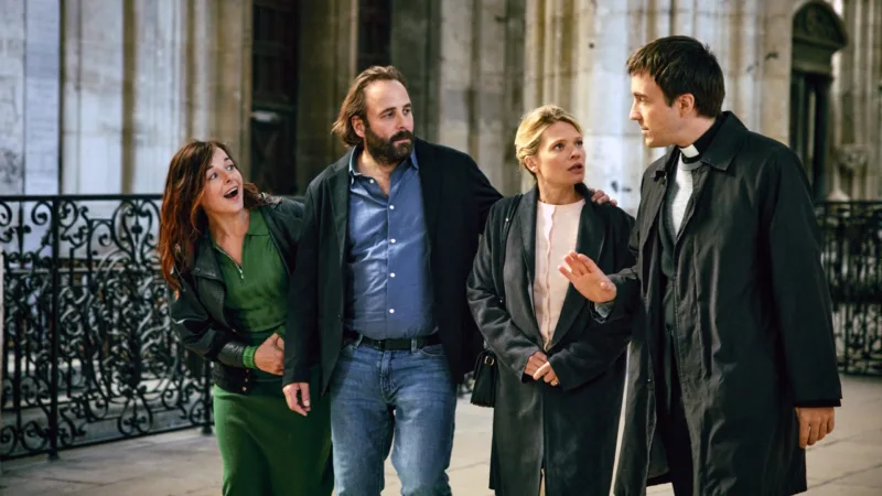 Laure Calamy, Vincent Macaigne et Mélanie Thierry dans une scène extérieure de C’est quoi l’amour ?