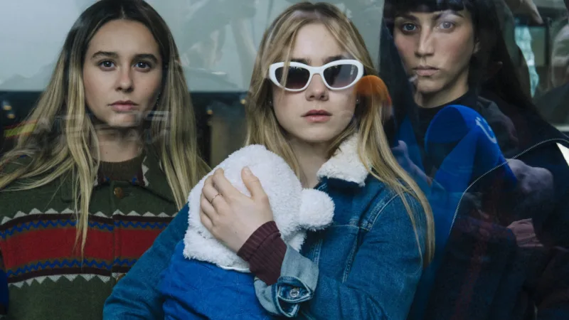 Clara Galle, Claudia Salas et Paula Usero réunies dans une image promotionnelle de Esa noche