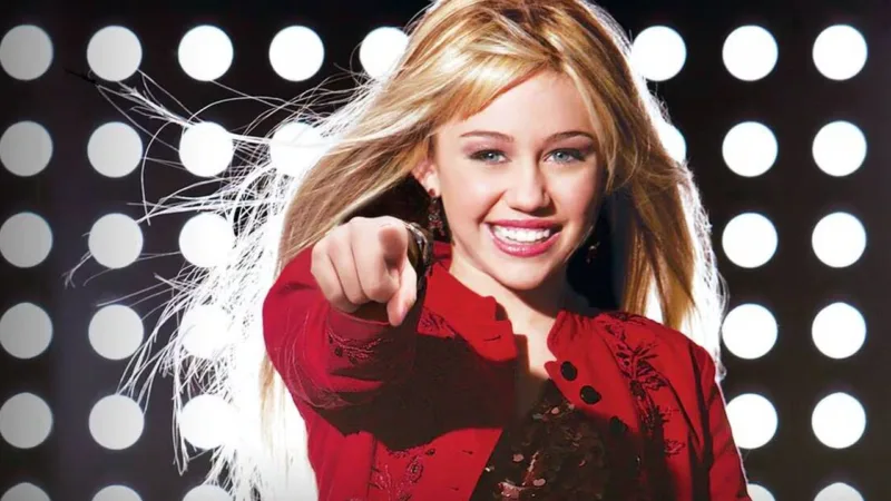 Portrait culte de Hannah Montana avec la perruque blonde iconique
