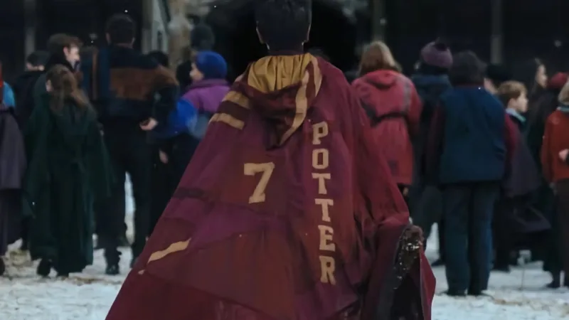 Harry Potter de dos en tenue de Quidditch dans le premier visuel officiel de la série HBO
