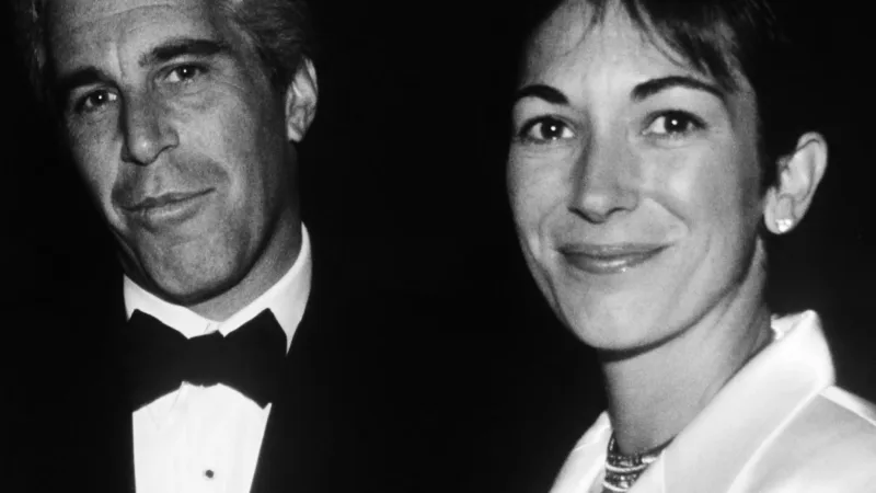 Jeffrey Epstein et Ghislaine Maxwell ensemble sur une photo d’archive liée à l’affaire